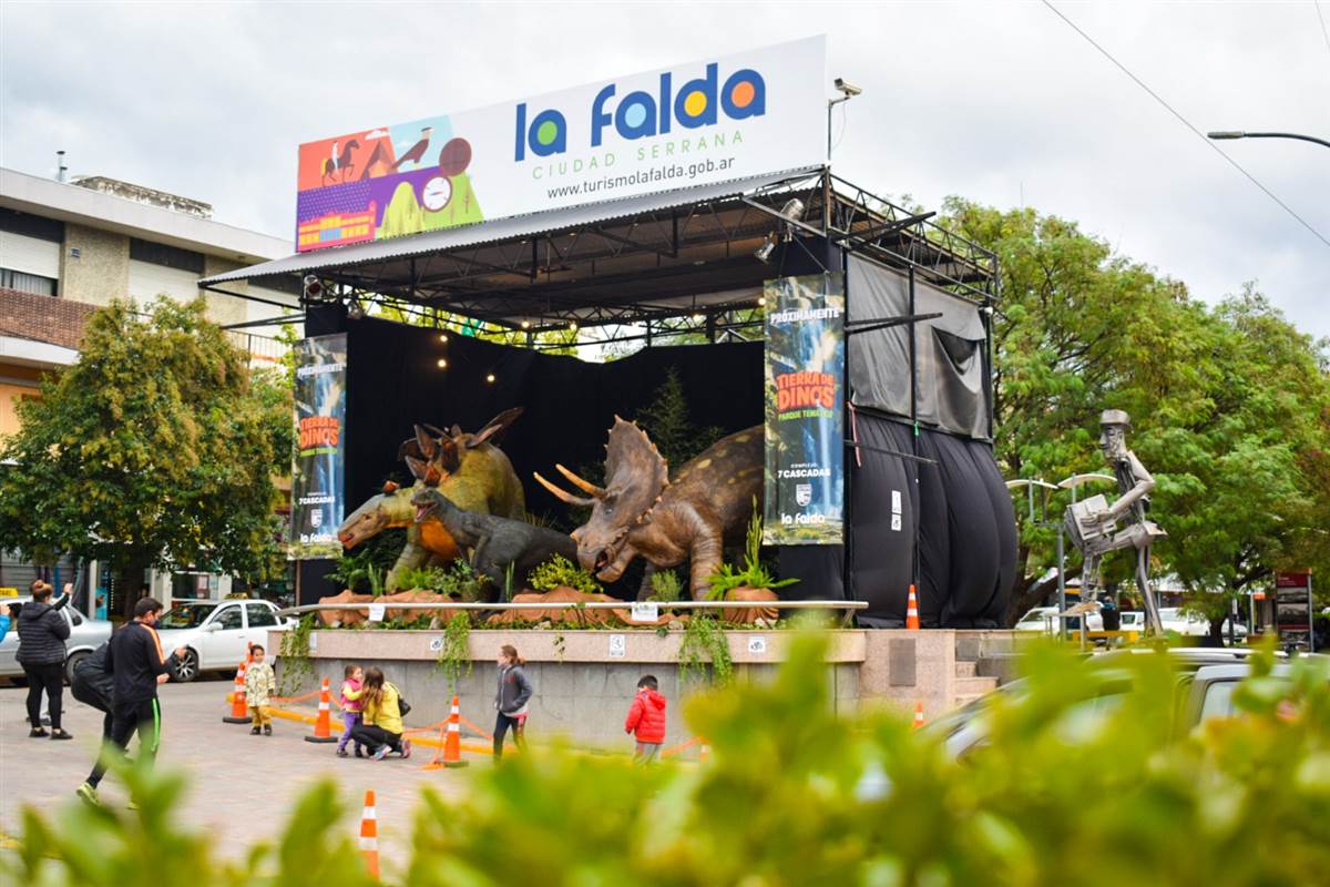 Un complejo con dinosaurios, piletas y cascadas para visitar en La Falda -  Notas - Operativo Verano 2023 - Cadena 3 Argentina